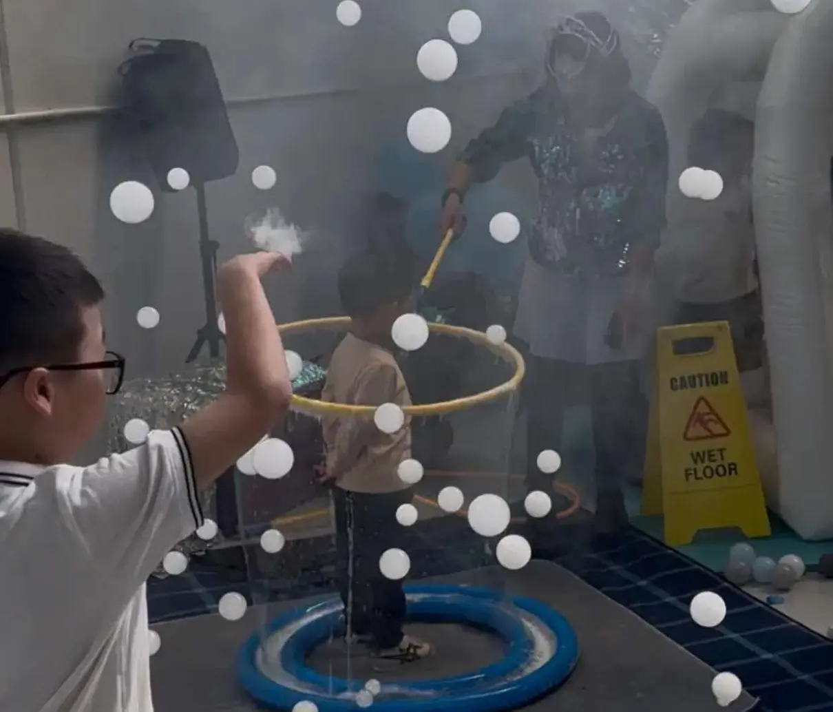 smoke bubbles play